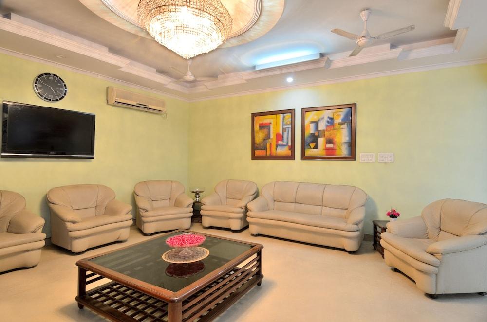 Hotel Pablas International, New Delhi, Near Metro Exteriör bild