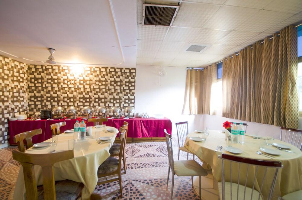 Hotel Pablas International, New Delhi, Near Metro Exteriör bild