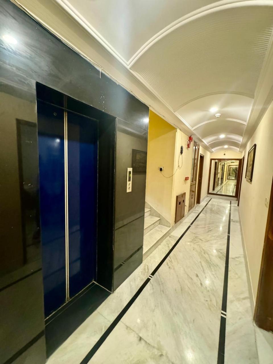Hotel Pablas International, New Delhi, Near Metro Exteriör bild
