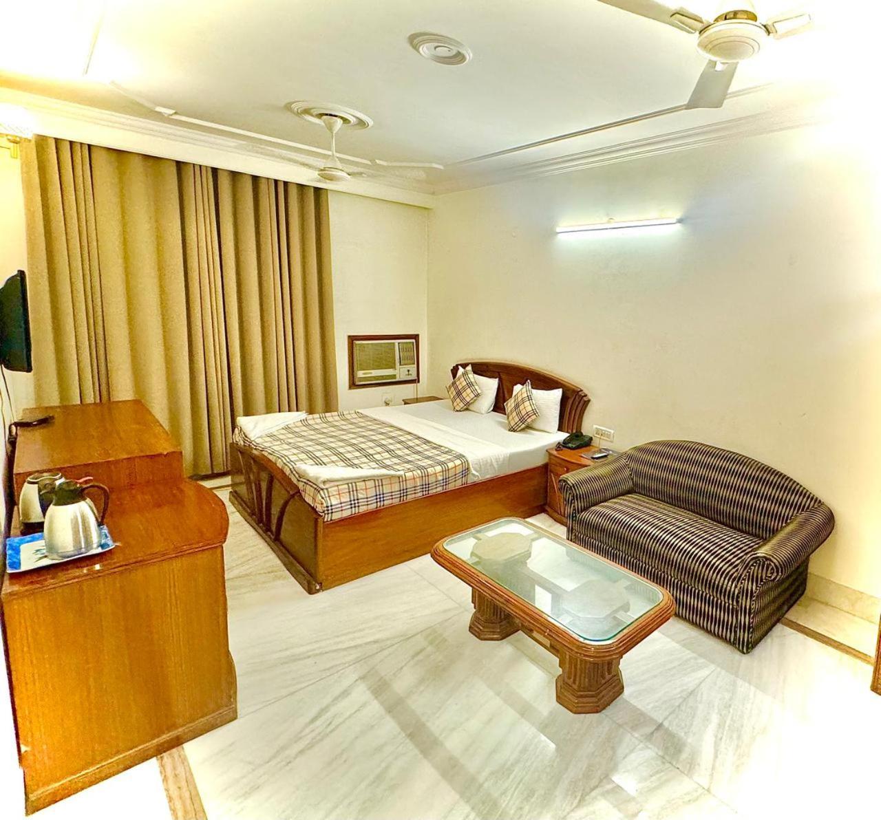 Hotel Pablas International, New Delhi, Near Metro Exteriör bild