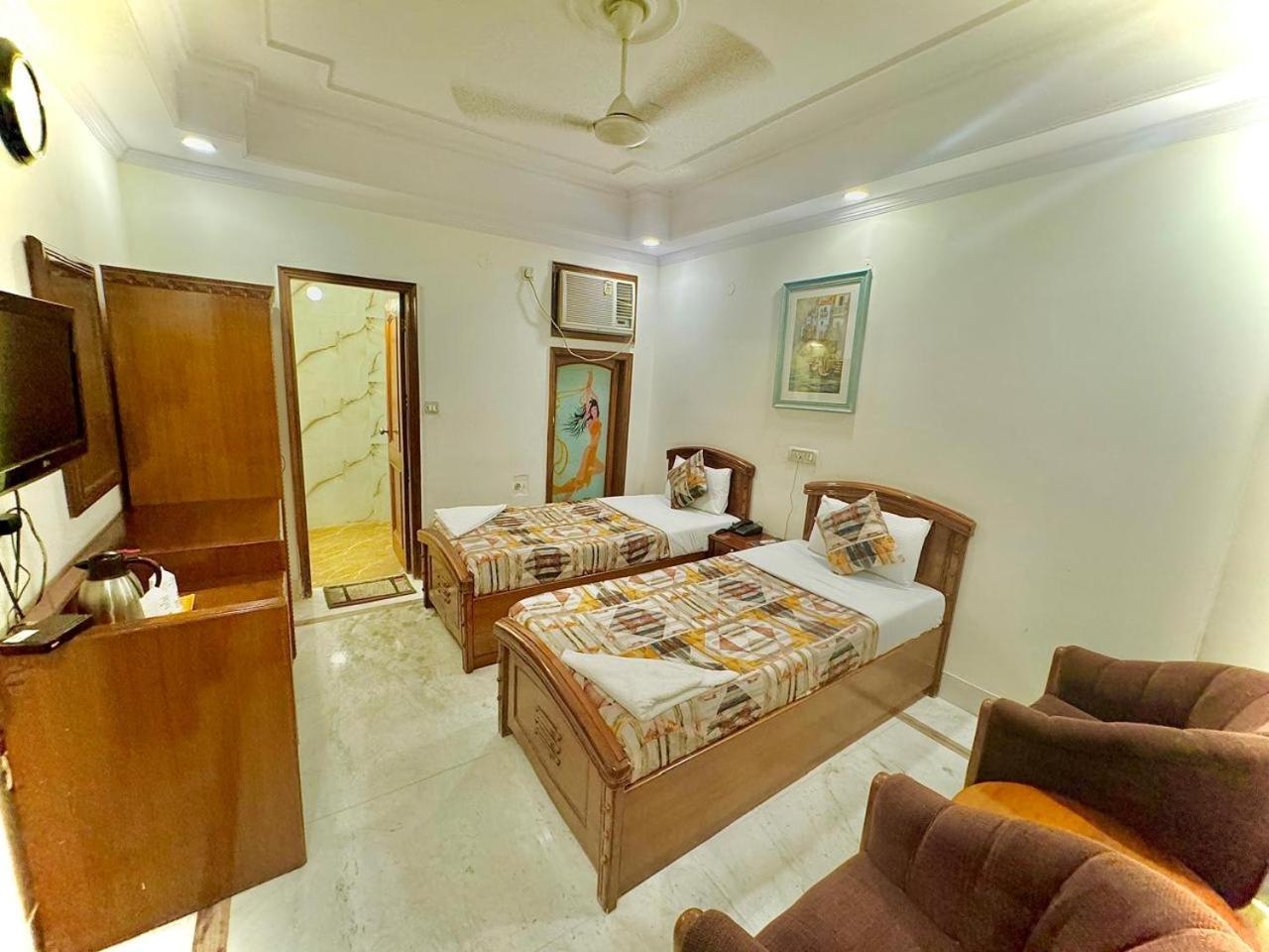 Hotel Pablas International, New Delhi, Near Metro Exteriör bild