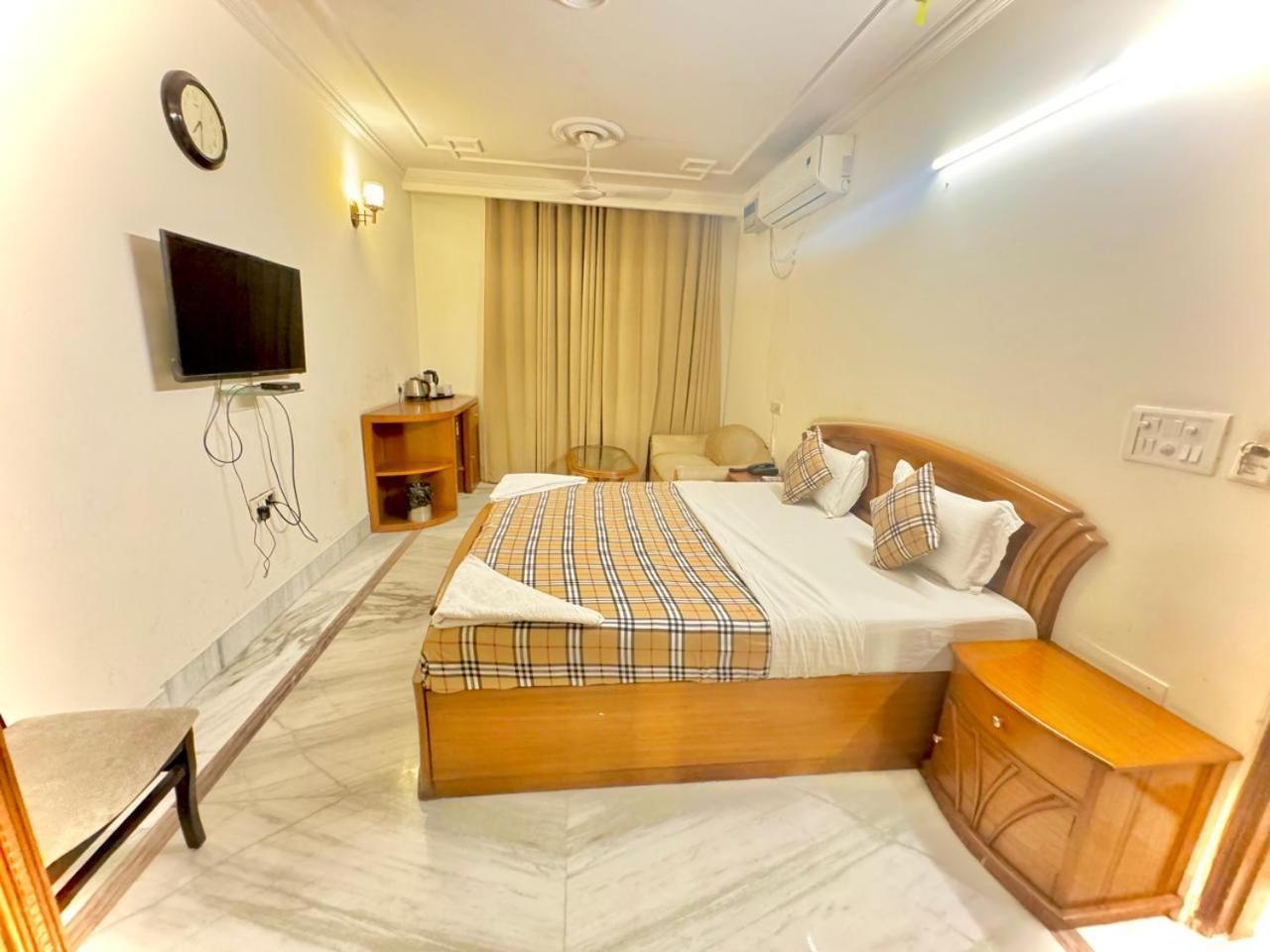 Hotel Pablas International, New Delhi, Near Metro Exteriör bild