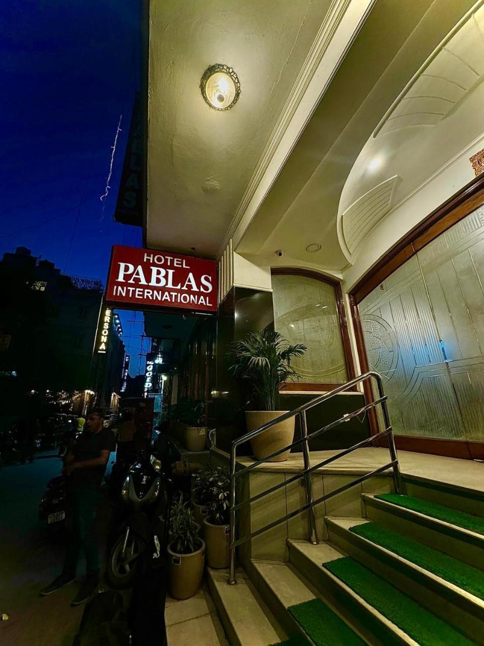 Hotel Pablas International, New Delhi, Near Metro Exteriör bild