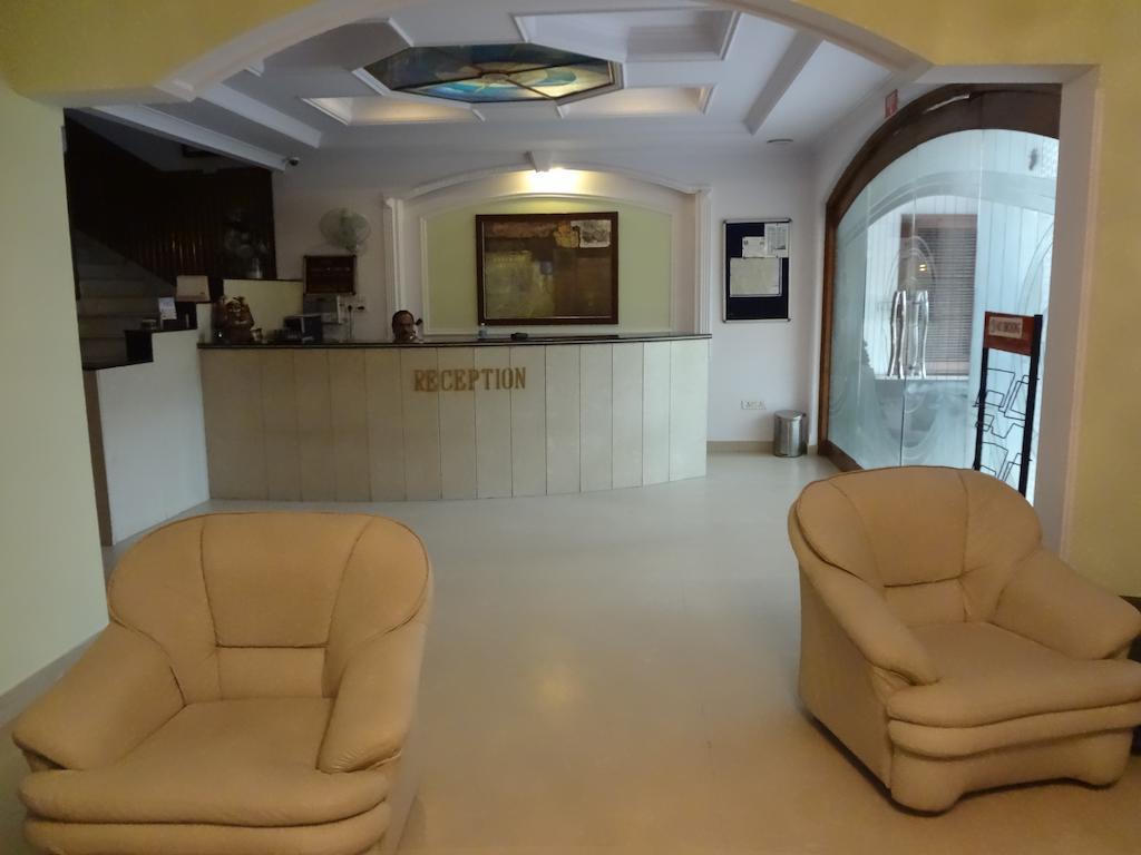 Hotel Pablas International, New Delhi, Near Metro Exteriör bild